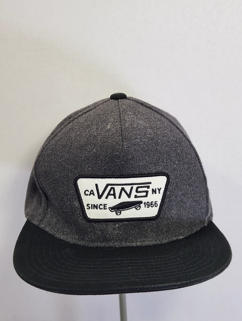 Vans CA NY Since 1966 Skateboard Patch Snapback Black Trucker Hat Cap Gray Brim
